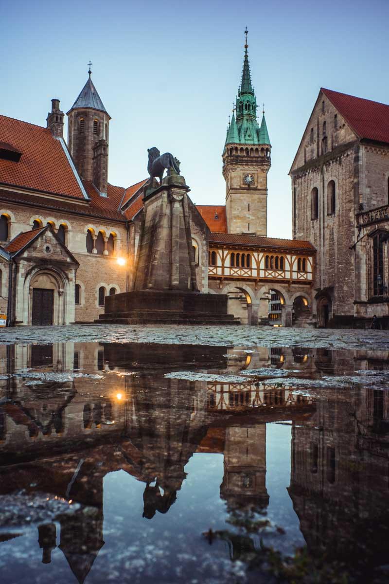 Mit dem 7Artisans 18mm f/6.3 werden nahe Objekte unscharf und ferne Objekte (ab ca. 1,3 m) scharf abgebildet. (Ort: Burgplatz Braunschweig) - Dieses Objektiv ist nicht von dieser Erde