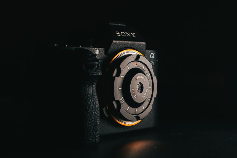 Das 7Artisans 18mm f/6.3 kann im APS-C Mode auch an den Sony Alpha 7 und 9 Vollformatkameras verwendet werden. - Dieses Objektiv ist nicht von dieser Erde